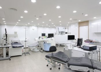 Treatment Room Billy Power Ophthalmologist - Laser eye Surgery - Blackrock Clinic