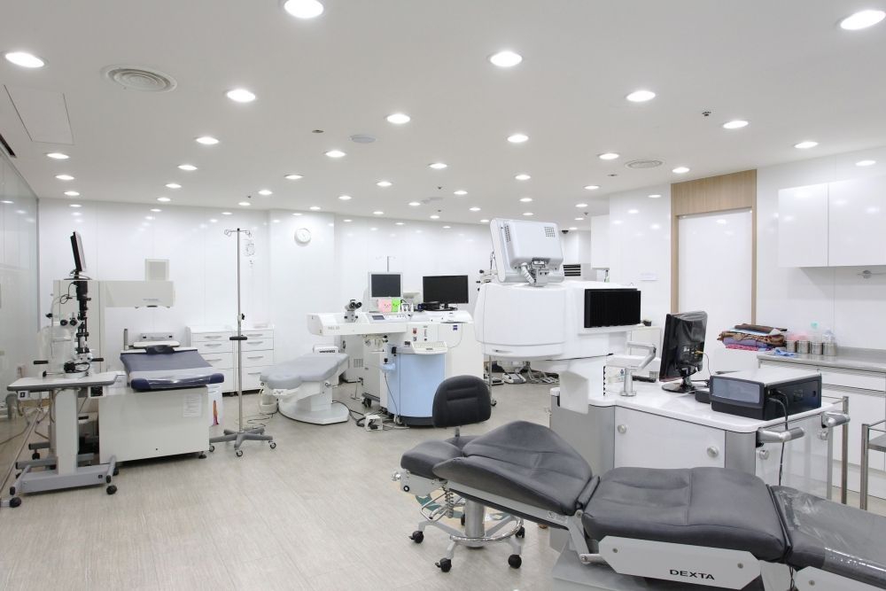 Treatment Room Billy Power Ophthalmologist - Laser eye Surgery - Blackrock Clinic